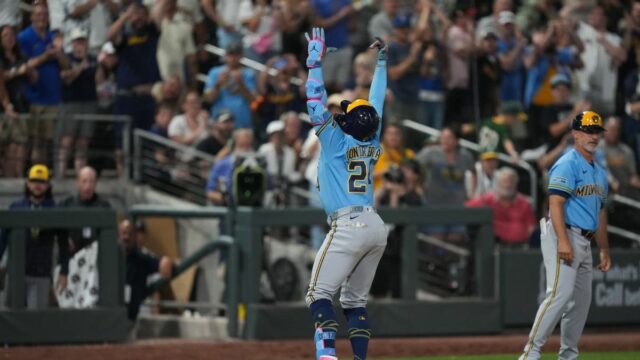 8. júna 2026; Summerlin, Nevada, USA; Chytač Milwaukee Brewers William Contreras (24) oslavuje po tom, čo trafil homerun proti Athletics počas deviatej zmeny v Las Vegas Ballpark. Povinný kredit: Lucas Peltier-Imagn Images