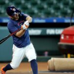 4. júna 2026; Houston, Texas, USA; Druhý hráč tímu Houston Astros Jose Altuve (27) sa pred zápasom proti Pittsburghu Pirates rozcvičuje v Daikin Parku. Povinný kredit: Erik Williams-Imagn Images