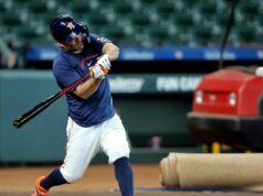 Astros obnoví 2B Jose Altuve (ľavý šikmý kmeň) z IL 4. júna 2026; Houston, Texas, USA; Druhý hráč tímu Houston Astros Jose Altuve (27) sa pred zápasom proti Pittsburghu Pirates rozcvičuje v Daikin Parku. Povinný kredit: Erik Williams-Imagn Images