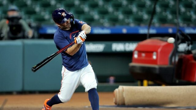 4. júna 2026; Houston, Texas, USA; Druhý hráč tímu Houston Astros Jose Altuve (27) sa pred zápasom proti Pittsburghu Pirates rozcvičuje v Daikin Parku. Povinný kredit: Erik Williams-Imagn Images