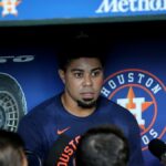 4. júna 2026; Houston, Texas, USA; Ľavý hráč v poli Houston Astros LaMonte Wade Jr. (31) sa pred zápasom proti Pittsburgh Pirates v Daikin Parku rozpráva s členmi médií v podzemnej garáži. Povinný kredit: Erik Williams-Imagn Images