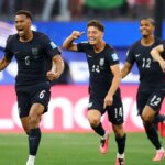 Auston Trusty oslavuje so spoluhráčmi po strelení gólu na štadióne Los Angeles.