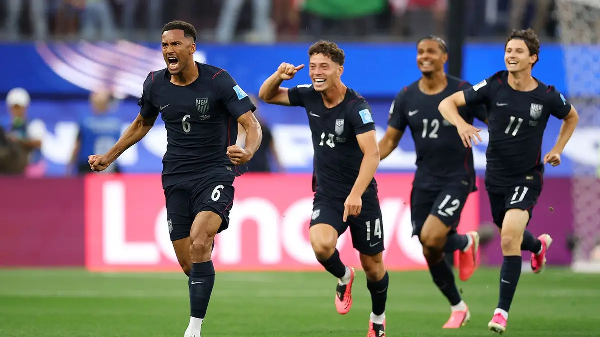 Auston Trusty oslavuje so spoluhráčmi po strelení gólu na štadióne Los Angeles.