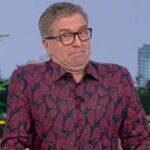 Mark Chapman na začiatku spravodajstva BBC v sobotu večer