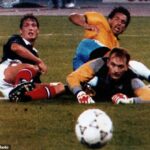 Škótsky brankár Jim Leighton môže len sledovať, ako sa vkráda úsilie brazílskeho útočníka Mullera