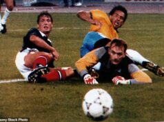 BRAZIL PLOT: Ako hviezdy Samby uvažovali o tom, že nechajú Škótsko vyhrať majstrovstvá sveta v roku 1990 v snahe vyhnúť sa stretnutiu s Argentínou vo vyraďovačkách Škótsky brankár Jim Leighton môže len sledovať, ako sa vkráda úsilie brazílskeho útočníka Mullera