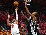 Battered Knicks vytrhli z finále NBA úžas, pretože Victor Wembanyama zo Spurs prichádza KRÁTKO v rozrušení v hre 1