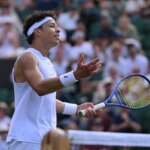 Američan Ben Shelton reaguje počas zápasu prvého kola proti Fínovi Ottovi Virtanenovi vo Wimbledone.