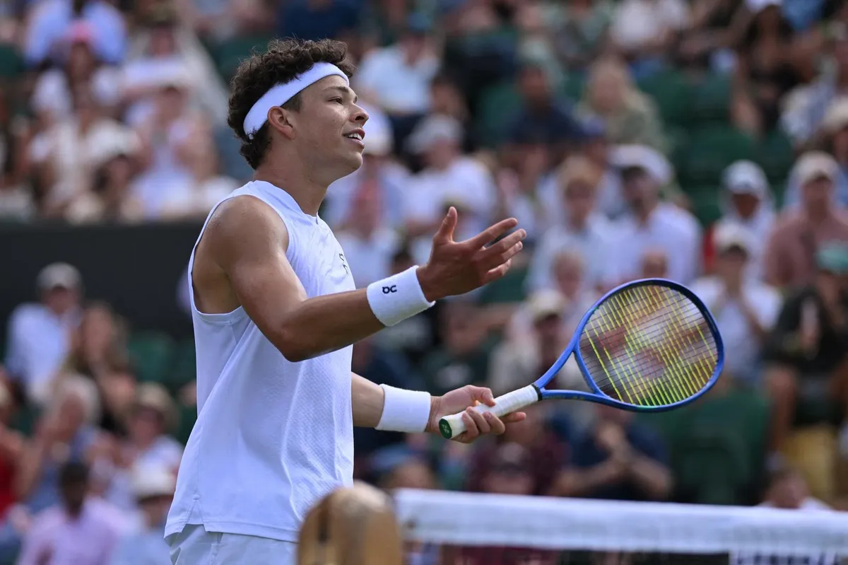 Američan Ben Shelton reaguje počas zápasu prvého kola proti Fínovi Ottovi Virtanenovi vo Wimbledone.