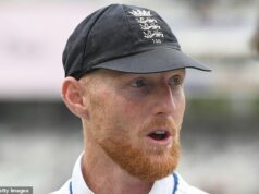 Ben Stokes zvažuje ODÍSNUTIE sa do dôchodku po tom, čo sa anglický kapitán a tímový kolega Gus Atkinson zapletie do nepokojov v nočnom klube s hviezdou rugby Saracens s hmotnosťou 125 kg – niekoľko hodín po tom, čo s Marom Itojem zostrelili 25 libier za rum a kolu. Medzinárodná budúcnosť Bena Stokesa je na pochybách, keď ho v pondelok v skorých ranných hodinách zastihla bitka v nočnom klube.