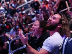BetBoom, 9z, G2 prechádzajú do 3. fázy na IEM Cologne 5. novembra 2022; San Francisco, Kalifornia, USA; Fanúšikovia reagujú počas majstrovstiev sveta League of Legends medzi T1 a DRX v Chase Center. Povinný kredit: Kelley L Cox-Imagn Images