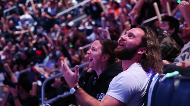 BetBoom, 9z, G2 prechádzajú do 3. fázy na IEM Cologne 5. novembra 2022; San Francisco, Kalifornia, USA; Fanúšikovia reagujú počas majstrovstiev sveta League of Legends medzi T1 a DRX v Chase Center. Povinný kredit: Kelley L Cox-Imagn Images