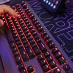 Podsvietená klávesnica je súčasťou výbavy, ktorú streamer online videohier Jordan Woodruff používa vo svojom dome u Gilberta. Jordan Woodruff