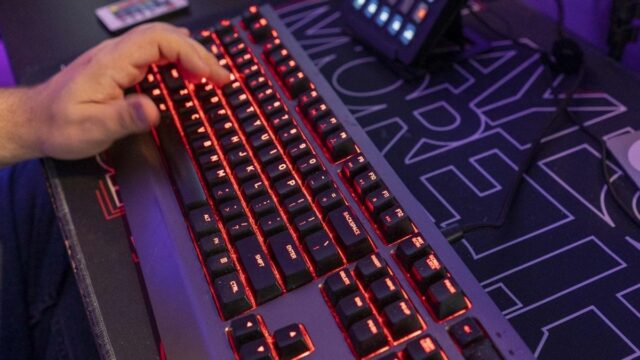 Podsvietená klávesnica je súčasťou výbavy, ktorú streamer online videohier Jordan Woodruff používa vo svojom dome u Gilberta. Jordan Woodruff