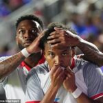 Haiti útočník Ruben Pritivity oslavuje po strelení úvodného gólu na Floride