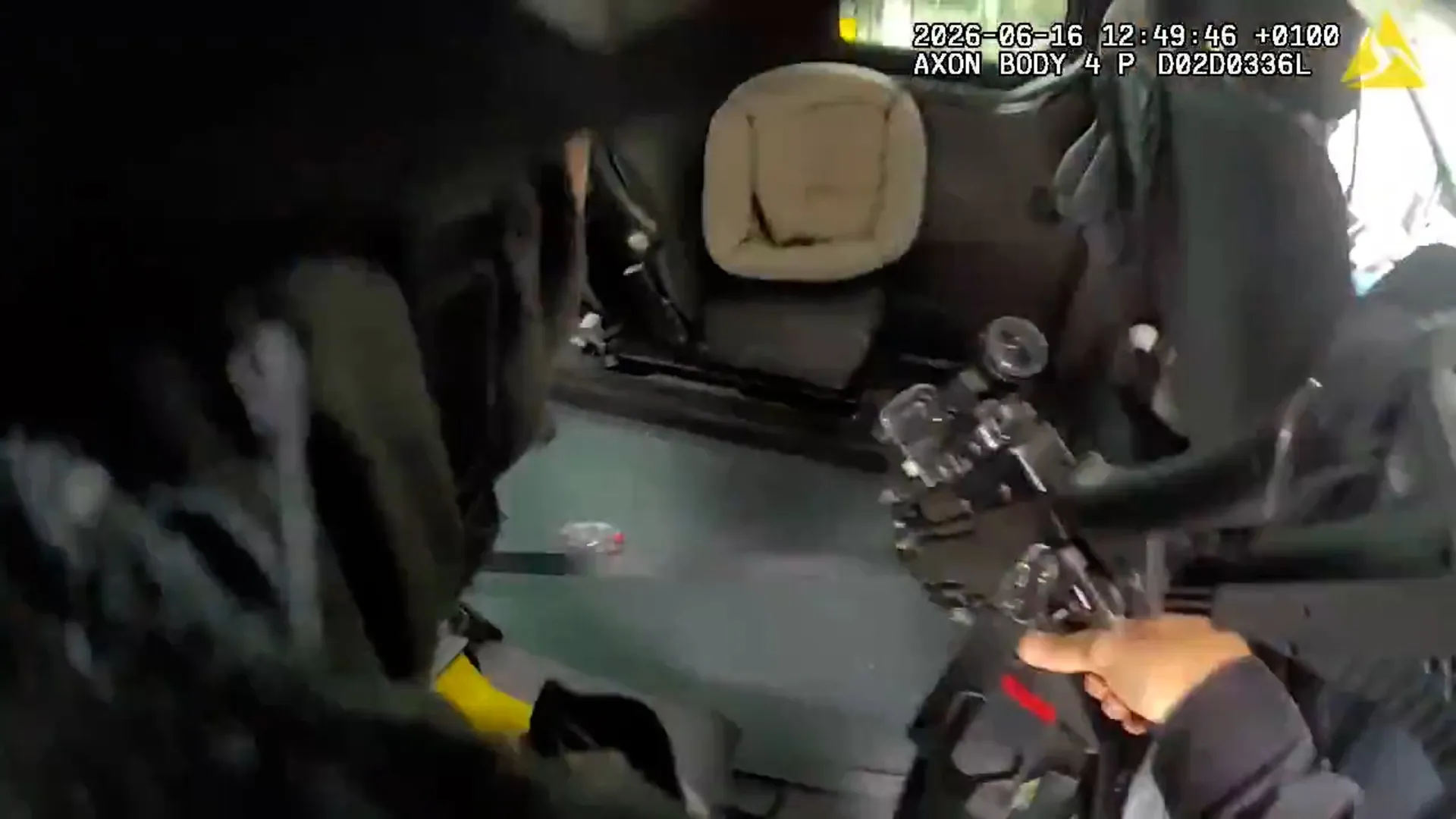 Bodycam ukazuje vodiča, ktorý ponúka ozbrojenej polícii výťah uprostred prenasledovania | POLÍCIA