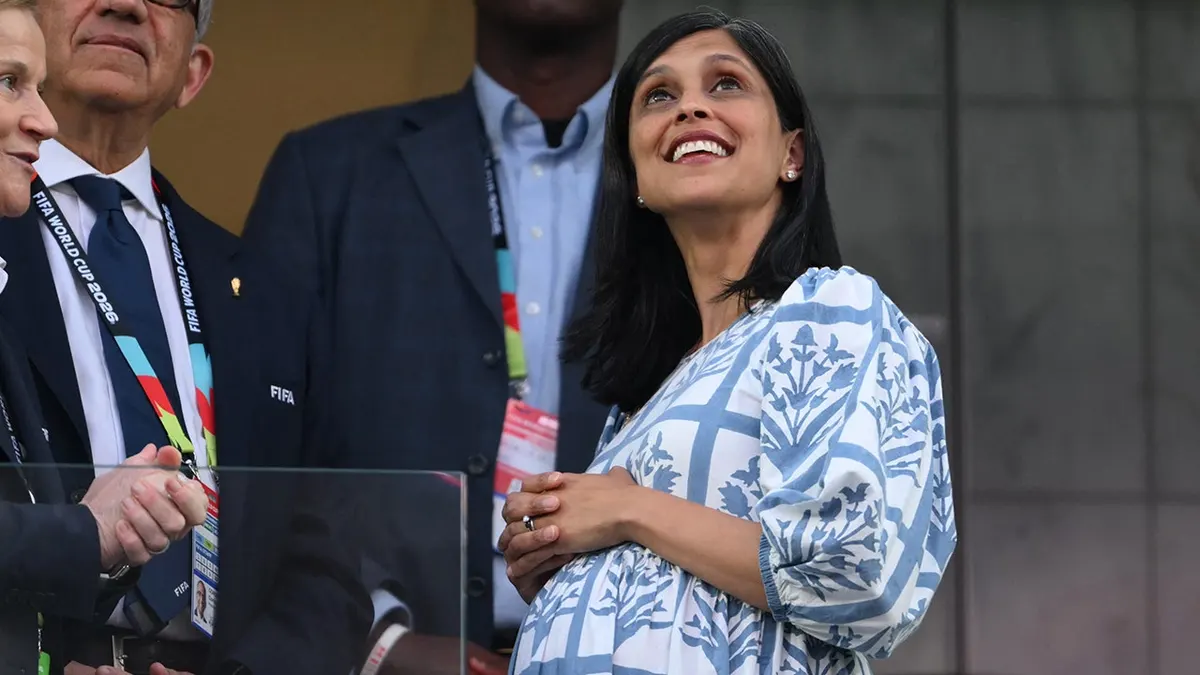 Druhá dáma USA Usha Vance sa zúčastňuje futbalového zápasu skupiny D Svetového pohára na štadióne Los Angeles