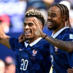 Bradley Barcola #12 z Francúzska oslavuje s Desire Doue #20 po strelení druhého gólu tímu počas zápasu I. skupiny FIFA World Cup 2026 medzi Francúzskom a Senegalom na štadióne New York New Jersey 16. júna 2026 v East Rutherford, New Jersey.
