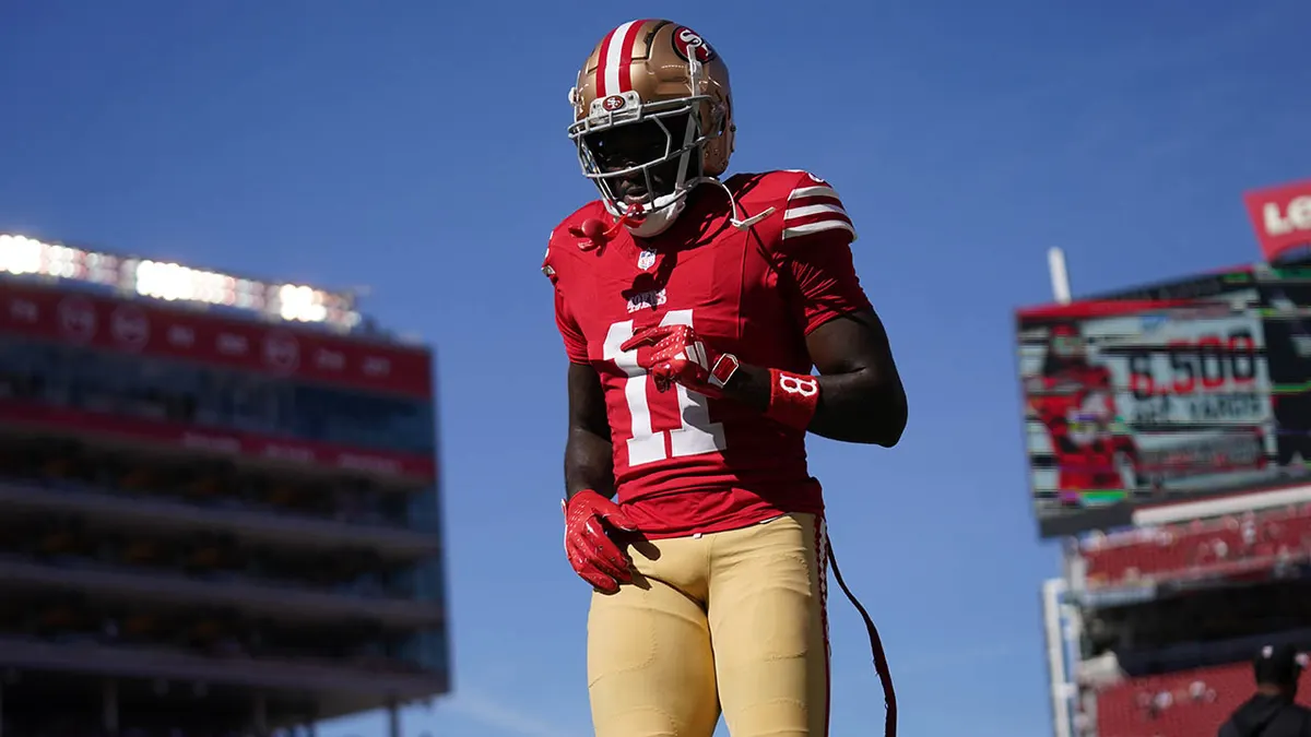 San Francisco 49ers široký prijímač Brandon Aiyuk kráčajúci po ihrisku na Levi's Stadium.