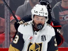 Brayden McNabb z Golden Knights bol hospitalizovaný po strele zoči-voči v zápase 2 Brayden McNabb z Golden Knights bol hospitalizovaný po strele zoči-voči v zápase 2