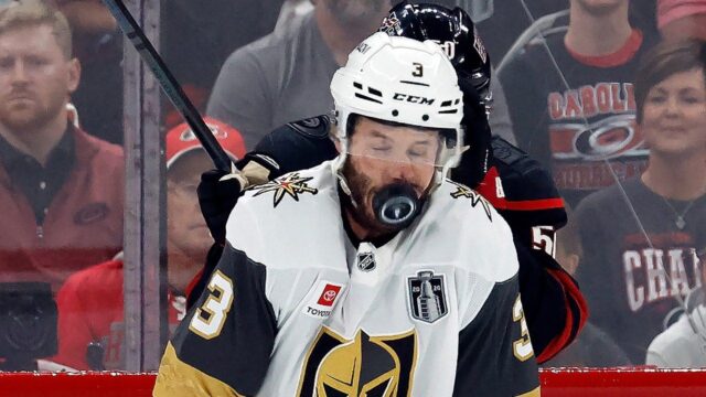 Brayden McNabb z Golden Knights bol hospitalizovaný po strele zoči-voči v zápase 2
