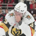 4. júna 2026; Raleigh, Severná Karolína, USA; Obranca Vegas Golden Knights Brayden McNabb (3) reaguje na puk do tváre počas prvej tretiny proti Carolina Hurricanes v druhom zápase finále Stanley Cupu 2026 v Lenovo Center. Povinný kredit: James Guillory-Imagn Images