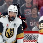 Brayden McNabb z Vegas strieľa puk do tváre v druhom zápase o Stanleyho pohár