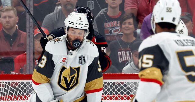 Brayden McNabb z Vegas strieľa puk do tváre v druhom zápase o Stanleyho pohár
