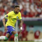 24. novembra 2022; Lusail, Katar; Brazílsky útočník Neymar (10) kope loptu proti Srbsku počas druhého polčasu v zápase skupinovej fázy počas majstrovstiev sveta 2022 na štadióne Lusail. Povinný kredit: Yukihito Taguchi-Imagn Images