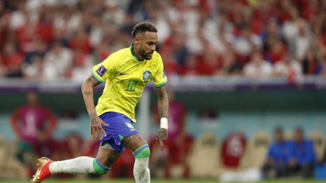 24. novembra 2022; Lusail, Katar; Brazílsky útočník Neymar (10) kope loptu proti Srbsku počas druhého polčasu v zápase skupinovej fázy počas majstrovstiev sveta 2022 na štadióne Lusail. Povinný kredit: Yukihito Taguchi-Imagn Images