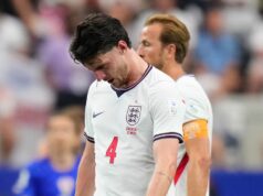 Breaking: Declan Rice odchádza z ihriska „krípajúci“, keďže Anglicko si pri otváraní majstrovstiev sveta privodilo obavy zo zranenia Declan Rice (4) z Anglicka reaguje na gól, ktorý strelil Petar Musa z Chorvátska počas zápasu skupiny L prvej fázy majstrovstiev sveta 2026 medzi Anglickom a Chorvátskom na štadióne Dallas v Arlingtone, Texas, Spojené štáty americké 17. júna 2026.