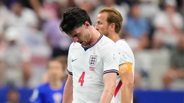 Breaking: Declan Rice odchádza z ihriska „krípajúci“, keďže Anglicko si Declan Rice (4) z Anglicka reaguje na gól, ktorý strelil Petar Musa z Chorvátska počas zápasu skupiny L prvej fázy majstrovstiev sveta 2026 medzi Anglickom a Chorvátskom na štadióne Dallas v Arlingtone, Texas, Spojené štáty americké 17. júna 2026.
