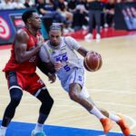 Chris McCullough z TNT Tropang 5G verzus Justin Brownlee z Barangay Ginebra Gin Kings počas 5. zápasu finále PBA Commissioner's Cup 2026