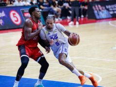 Brownlee a McCullough sa chystajú na ďalší duel v hre 7 Chris McCullough z TNT Tropang 5G verzus Justin Brownlee z Barangay Ginebra Gin Kings počas 5. zápasu finále PBA Commissioner's Cup 2026