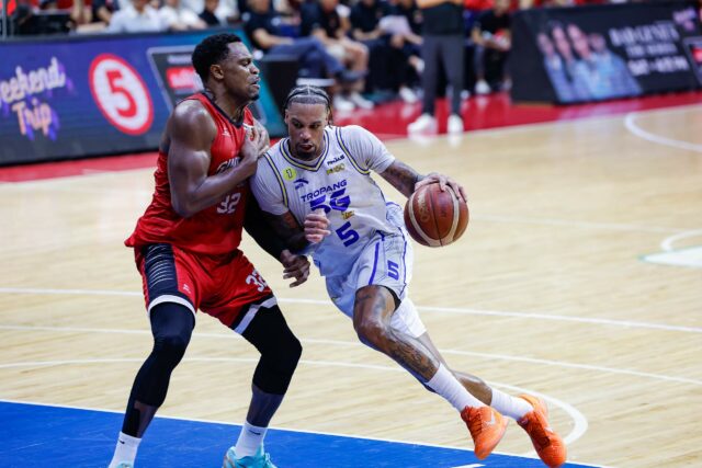 Brownlee a McCullough sa chystajú na ďalší duel v hre Chris McCullough z TNT Tropang 5G verzus Justin Brownlee z Barangay Ginebra Gin Kings počas 5. zápasu finále PBA Commissioner's Cup 2026