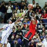 Justin Brownlee z Barangay Ginebra Gin Kings sa pokúsil o strelu cez TNT Tropang 5G' Chris McCullough počas 1. zápasu finále PBA Commissioner's Cup 2026 medzi Barangay Ginebra Gin Kings a TNT Tropang 5G.