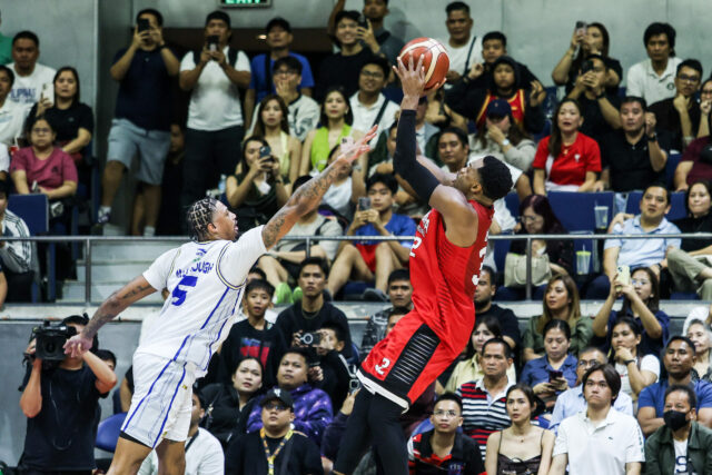Justin Brownlee z Barangay Ginebra Gin Kings sa pokúsil o strelu cez TNT Tropang 5G' Chris McCullough počas 1. zápasu finále PBA Commissioner's Cup 2026 medzi Barangay Ginebra Gin Kings a TNT Tropang 5G. 