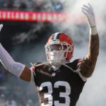 21. decembra 2025; Cleveland, Ohio, USA; Bezpečnosť Cleveland Browns Ronnie Hickman (33) je predstavený pred zápasom proti Buffalo Bills na Huntington Bank Field. Povinný kredit: Scott Galvin-Imagn Images