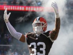 Browns opätovne podpísal zmluvu so štartom S Ronnie Hickman 21. decembra 2025; Cleveland, Ohio, USA; Bezpečnosť Cleveland Browns Ronnie Hickman (33) je predstavený pred zápasom proti Buffalo Bills na Huntington Bank Field. Povinný kredit: Scott Galvin-Imagn Images