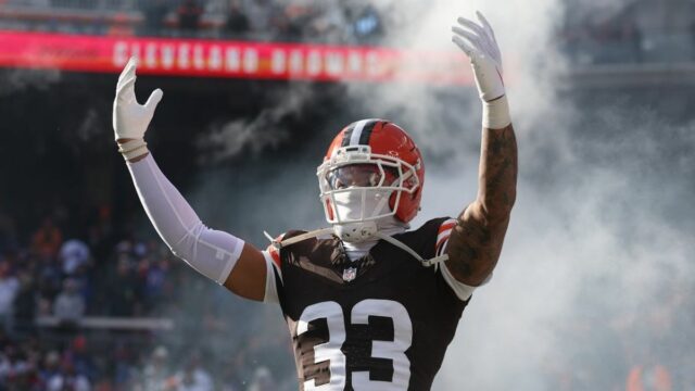 21. decembra 2025; Cleveland, Ohio, USA; Bezpečnosť Cleveland Browns Ronnie Hickman (33) je predstavený pred zápasom proti Buffalo Bills na Huntington Bank Field. Povinný kredit: Scott Galvin-Imagn Images