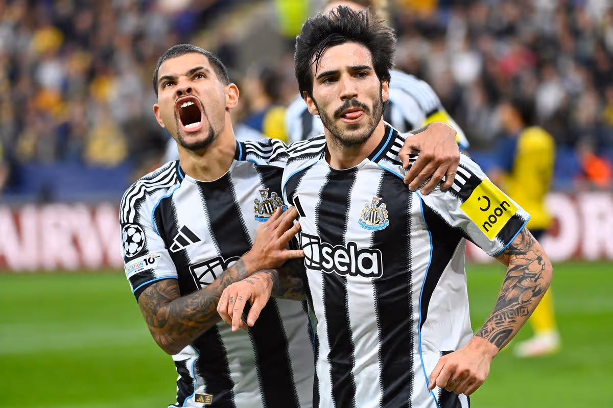 Taliansky stredopoliar Newcastle United #08 Sandro Tonali (R) oslavuje prvý gól svojho tímu s brazílskym stredopoliarom Newcastle United #39 Brunom Guimaraesom počas Ligy majstrov UEFA, ligová fáza – futbalový zápas 2. zápasu medzi Royale Union Saint-Gilloise a Newcastle United FC na štadióne RSC Anderlecht 2051 v Bruseli v Bruseli