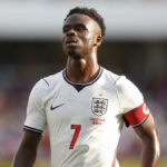 Bukayo Saka č. 7 z Anglicka ukazuje kapitánsku pásku na štadióne Inter&Co 10. júna 2026 v Orlande na Floride