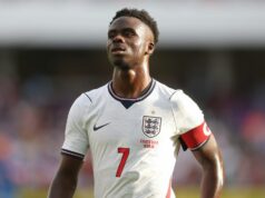 Bukayo Saka poskytuje informácie o zranení Arsenalu, keďže Mikel Arteta bol nútený okamžite zakročiť Bukayo Saka č. 7 z Anglicka ukazuje kapitánsku pásku na štadióne Inter&Co 10. júna 2026 v Orlande na Floride