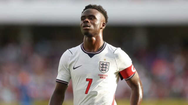 Bukayo Saka poskytuje informácie o zranení Arsenalu, keďže Mikel Arteta Bukayo Saka č. 7 z Anglicka ukazuje kapitánsku pásku na štadióne Inter&Co 10. júna 2026 v Orlande na Floride