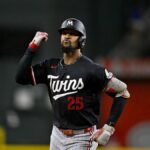 15. júna 2026; Arlington, Texas, USA; Stredopoliar Minnesoty Twins Byron Buxton (25) obchádza základy po tom, čo počas šiestej smeny na Globe Life Field zasiahol homerun proti Texas Rangers. Povinný kredit: Jerome Miron-Imagn Images