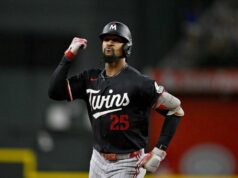 Byron Buxton z Twins nesie rolu Bunnyho Energizer do odvety proti Rangers 15. júna 2026; Arlington, Texas, USA; Stredopoliar Minnesoty Twins Byron Buxton (25) obchádza základy po tom, čo počas šiestej smeny na Globe Life Field zasiahol homerun proti Texas Rangers. Povinný kredit: Jerome Miron-Imagn Images
