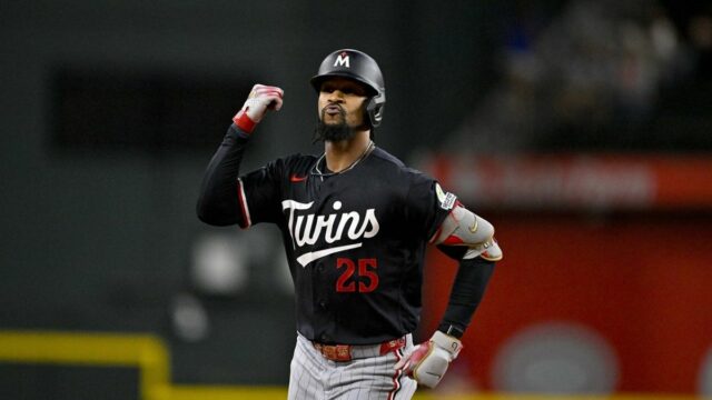 15. júna 2026; Arlington, Texas, USA; Stredopoliar Minnesoty Twins Byron Buxton (25) obchádza základy po tom, čo počas šiestej smeny na Globe Life Field zasiahol homerun proti Texas Rangers. Povinný kredit: Jerome Miron-Imagn Images
