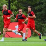 Virgil van Dijk, Loris Karius, Xherdan Shaqiri, Lazar Markovic a Caoimhin Kelleher z Liverpoolu počas tréningu v Red Bull Training Center