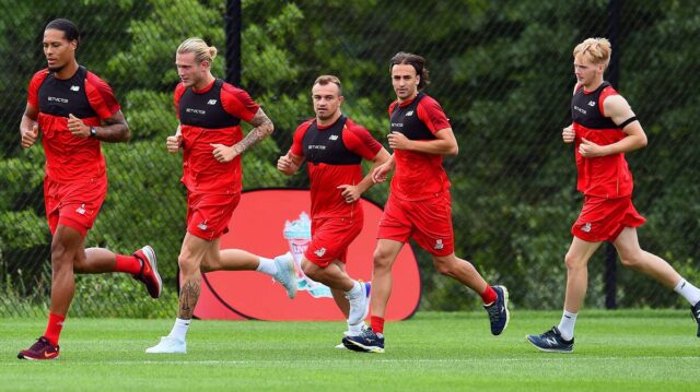 Virgil van Dijk, Loris Karius, Xherdan Shaqiri, Lazar Markovic a Caoimhin Kelleher z Liverpoolu počas tréningu v Red Bull Training Center