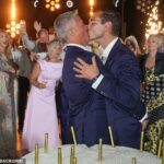 Ralf Schumacher (vľavo) a jeho nový manžel Etienne Bousquet-Cassagne (vpravo) sa bozkávajú